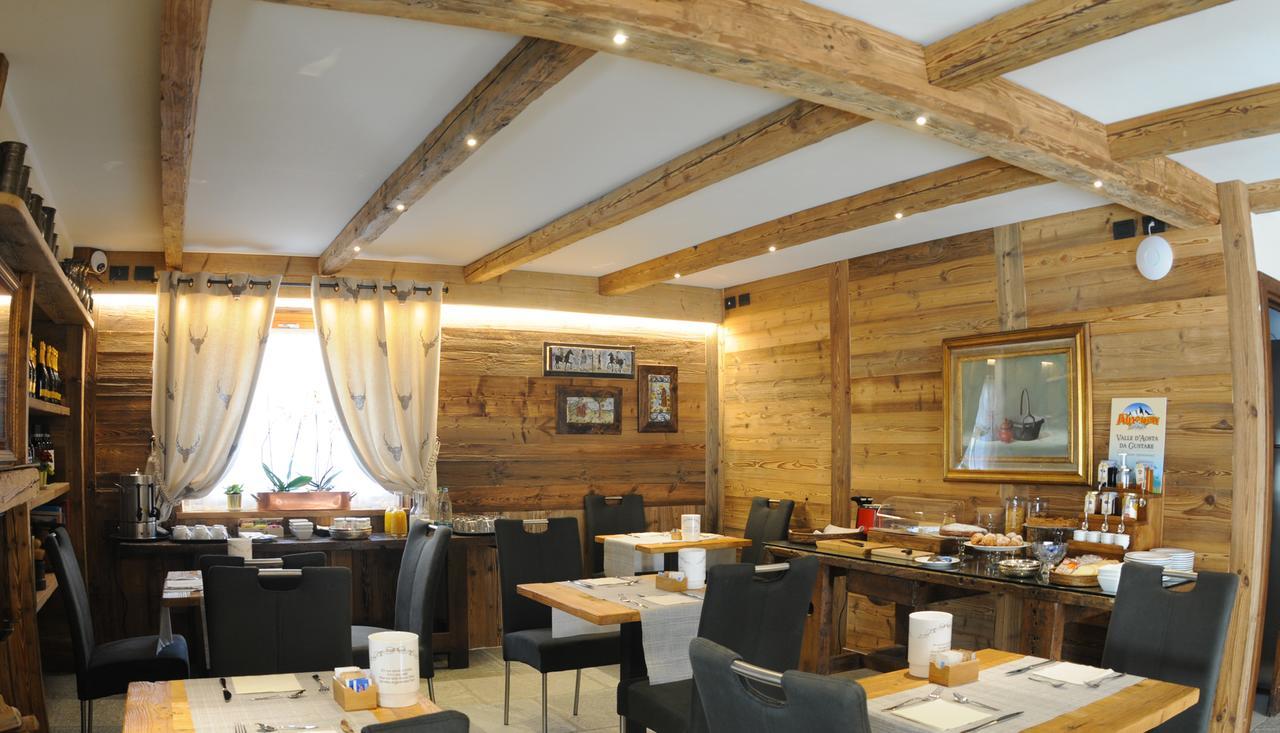 L'Abri Des Amis Hotel Курмайор Екстериор снимка