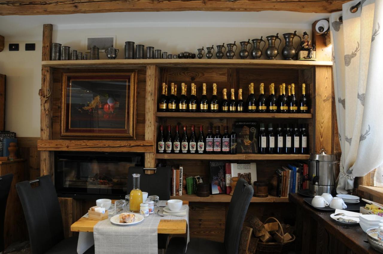 L'Abri Des Amis Hotel Курмайор Екстериор снимка