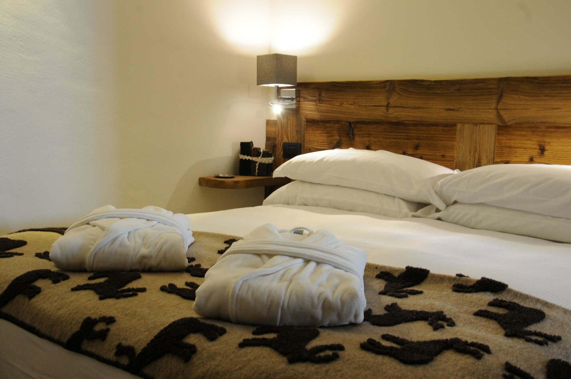 L'Abri Des Amis Hotel Курмайор Екстериор снимка